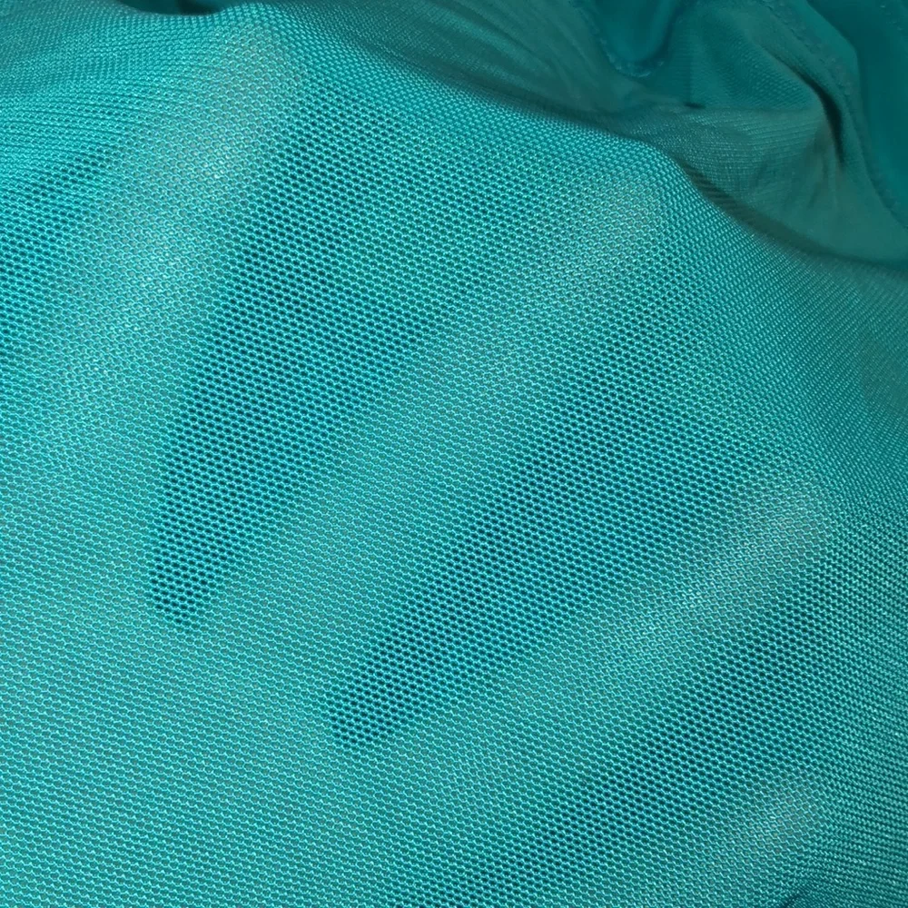 Lululemon Athletica large V-neck tank top turquoise built in bra mesh detail
